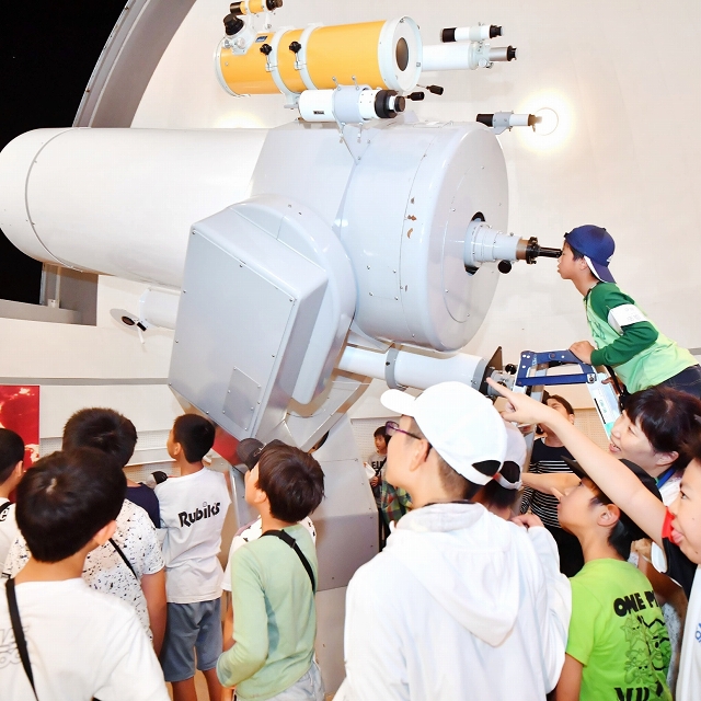 「火星見えたぞ！！」。興奮した様子で大型望遠鏡をのぞくスペースキッズのメンバー＝８月３日夜、福井県大野市の県自然保護センター