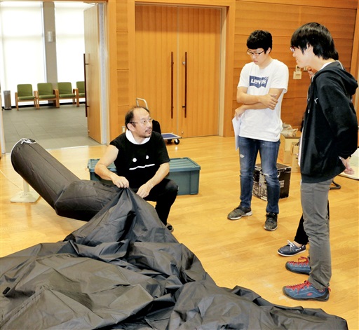 ドームの製作について、どこプラのメンバーにアドバイスする加藤さん（左）＝福井市の福井大文京キャンパス