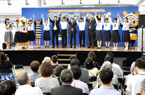 手を取り合ってＩＳＴＳ福井大会の開会を宣言する地元の高校生ら＝６月１５日、福井県福井市のハピテラス